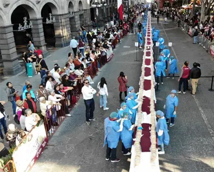 Puebla realiza la Rosca de Reyes m&aacute;s larga del mundo y consigue el R&eacute;cord Guinness
