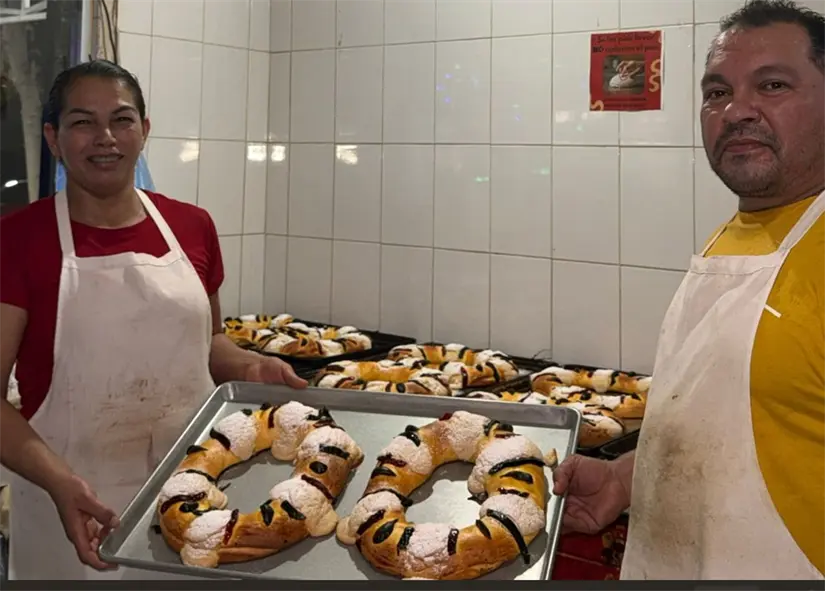 Octavio Ramírez y Sonia Ovalles son los creadores de estas roscas en la panadería Jr.