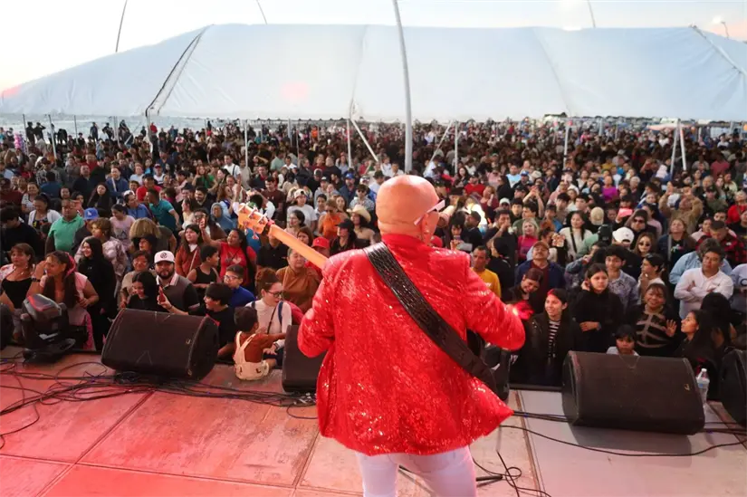 Los Sheles pusieron un gran ambiente entre la gente que asistió al puerto.