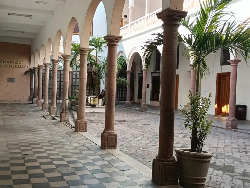 El interior del Edificio Central de la UAS refleja la elegancia de su época.