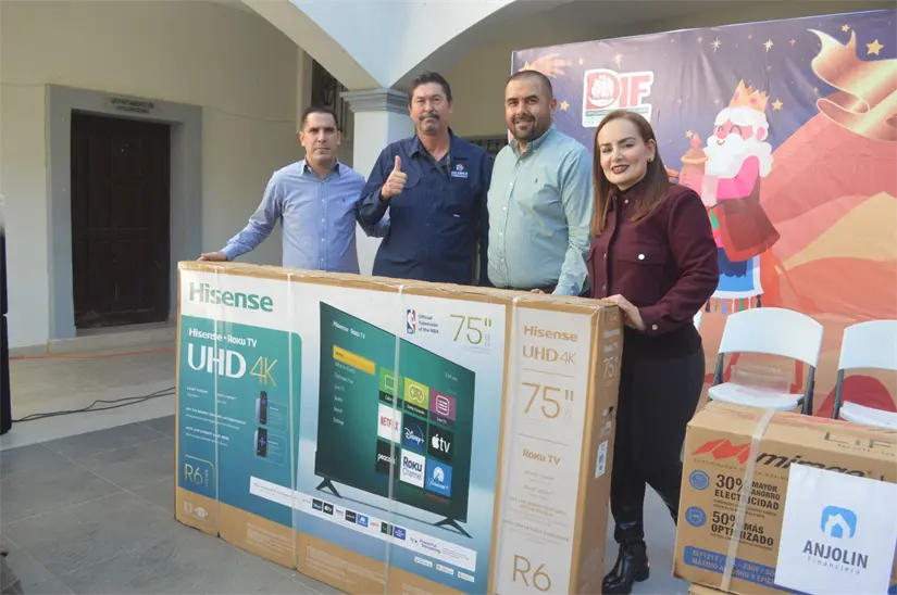 La rifa de regalos en el festejo del Día de Reyes en el Ayuntamiento de San Ignacio. Foto: Yolanda Tenorio