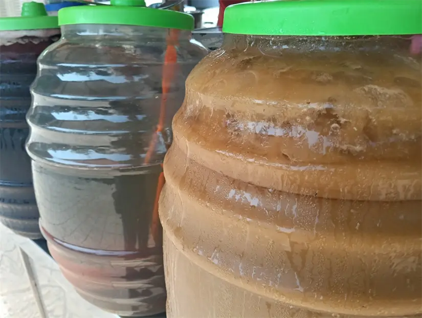 En el puesto de don José  Juan se puede encontrar una gran variedad de aguas de sabor.