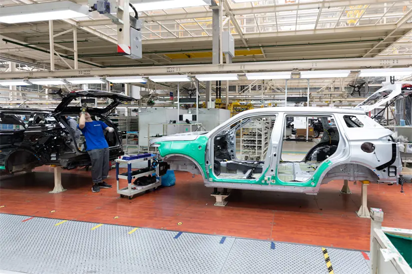 La construcción de fábricas genera empleos, transfiere tecnología y fortalece la economía local.