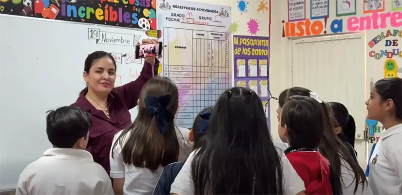 Con distintas técnicas, la maestra Perla Orrantia enseña a los niños a cantar y formar parte de estos coros infantiles. Foto: Cortesía VAM Vida y Arte para México.