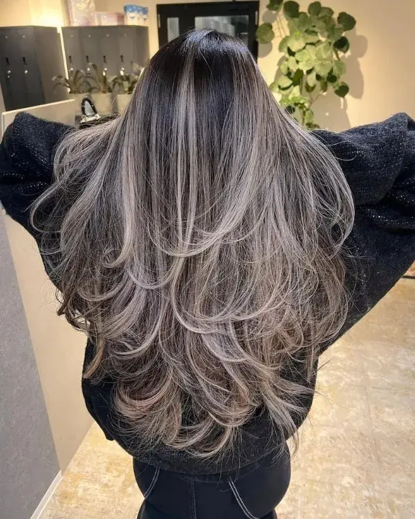 Este tipo de corte te ayudará visualmente a reducir la percepción directa de las canas. Foto: Cortesía.