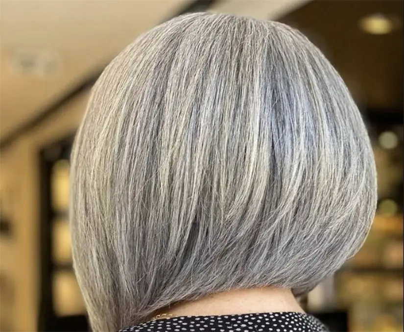 Este corte estilizan el rostro y dispersan la atención de las canas. Foto: Cortesía.