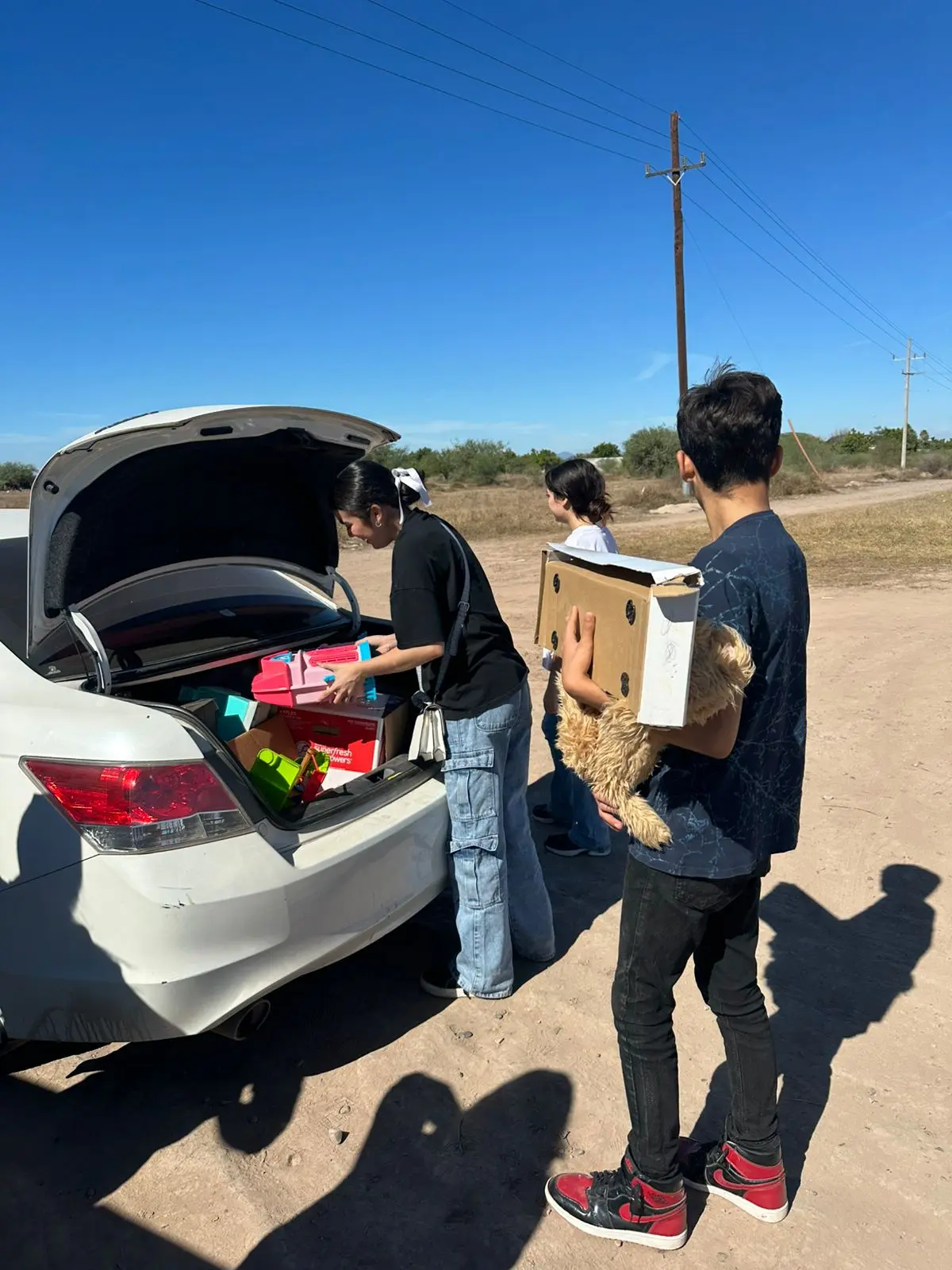 Los regalos fueron entregados a niños del campo La Feria y la comunidad Belén Torres, en Navolato. Foto: Cortesía.