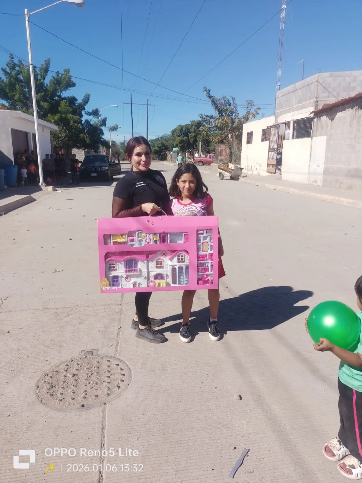 Con mucha alegría, los niños recibieron hermosos presentes. Foto: Cortesía.