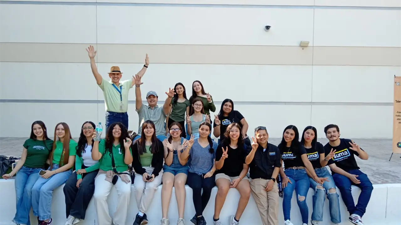 Muy entusiasmados los estudiantes de la PrepaTec participaron en crear conciencia ambiental y convirtieron la basura en una causa positiva. Fotos: Cortesía.