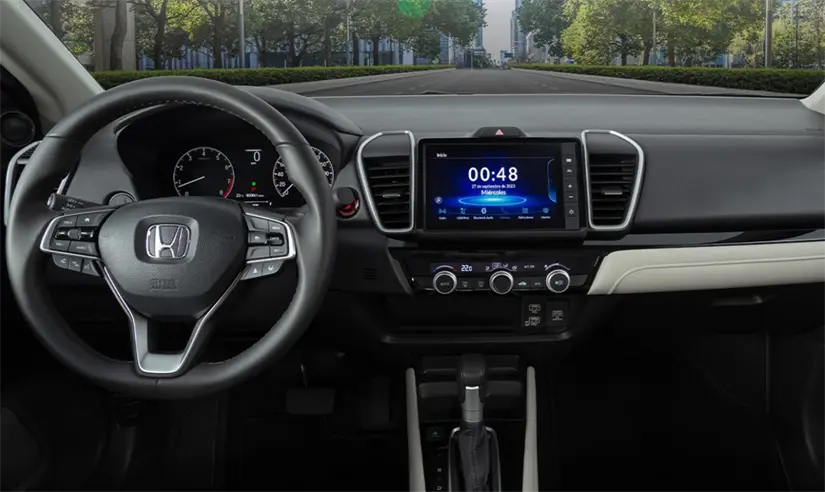 Tecnología y seguridad marcan el interior de este sedán compacto. Foto: Cortesía