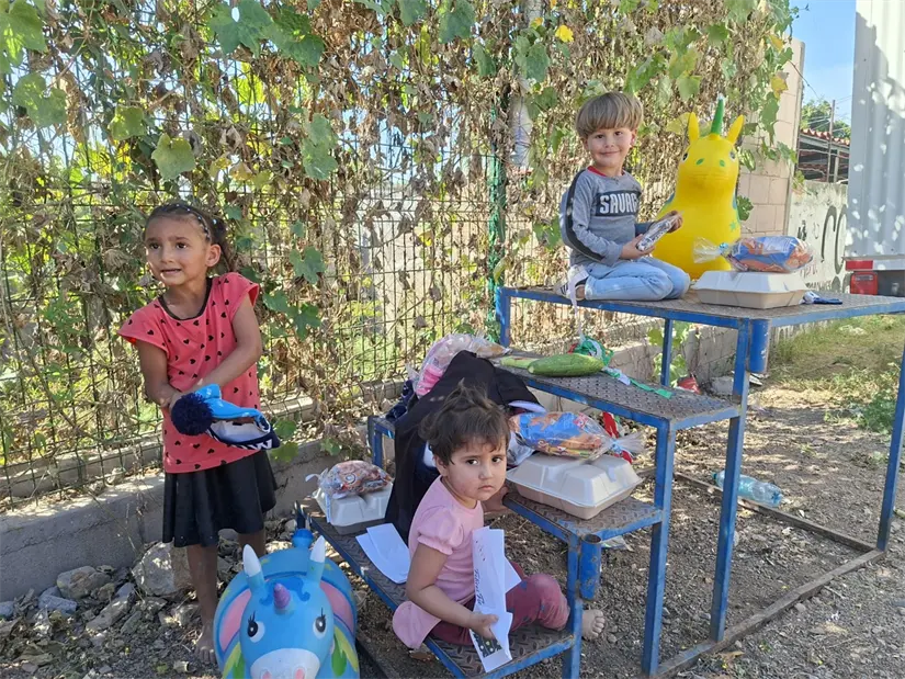 Más que juguetes o dulces: la solidaridad hace brillar la esperanza en la colonia Ampliación 5 de Febrero. Foto: Juan Madrigal