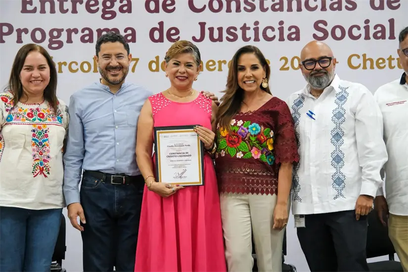 Recibe su constancia de finiquito de FOVISSSTE en Chetumal. Foto: Cortesía