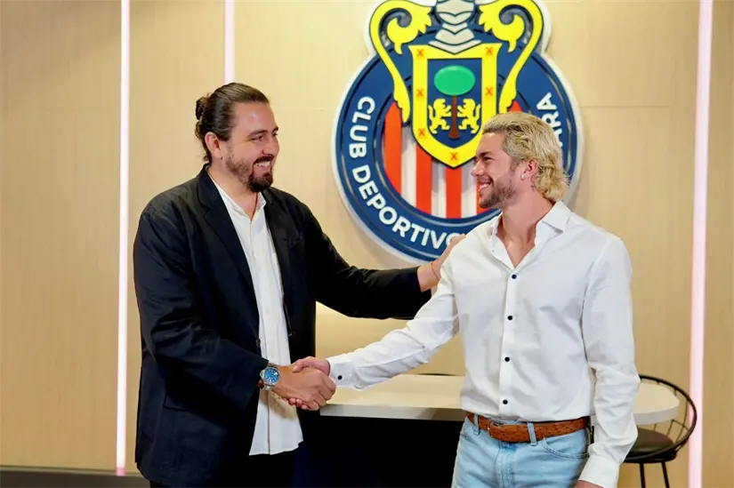 Se estima que la fortuna de Amaury Vergara alcanza los 20 mil millones de pesos. Foto: Twitter: Amauryvz