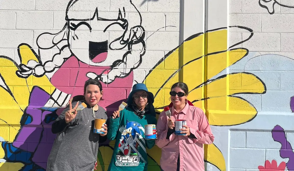 Estudiantes de Artes Visuales de la UAS participan en la creación de un mural en el Jardín de Niños universitario, una obra colectiva que traduce la idea de paz a colores, juego y comunidad infantil. | Imágenes de cortesía