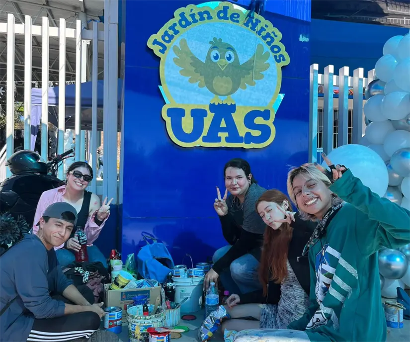 El mural alcanza ya un 80 % de avance y fue ideado a partir de dibujos y percepciones reales de niñas y niños, integrados por estudiantes de la UAS en una obra colectiva que traduce la paz al lenguaje visual de la infancia.