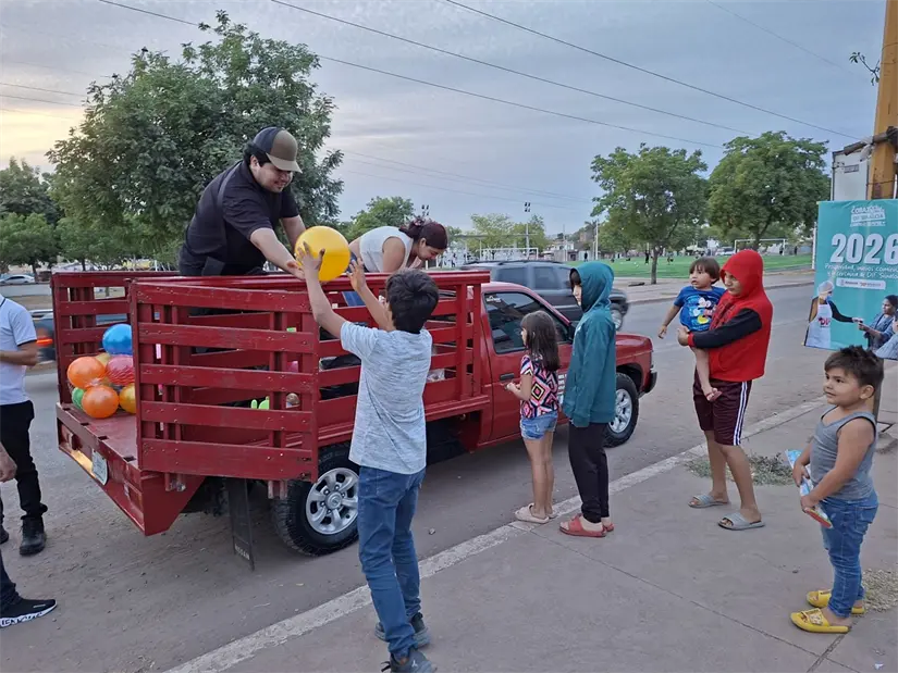Pequeños gestos, grandes sonrisas: más de 200 niñas y niños recibieron momentos de felicidad el Día de Reyes.  Foto: Juan Madrigal