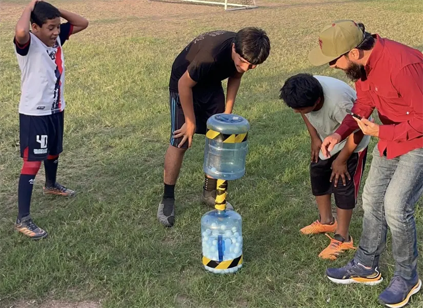 El director del IMDEC, José Alberto Beltrán Figueroa, convivió y jugó con niñas, niños y jóvenes durante la actividad. Foto: IMDEC