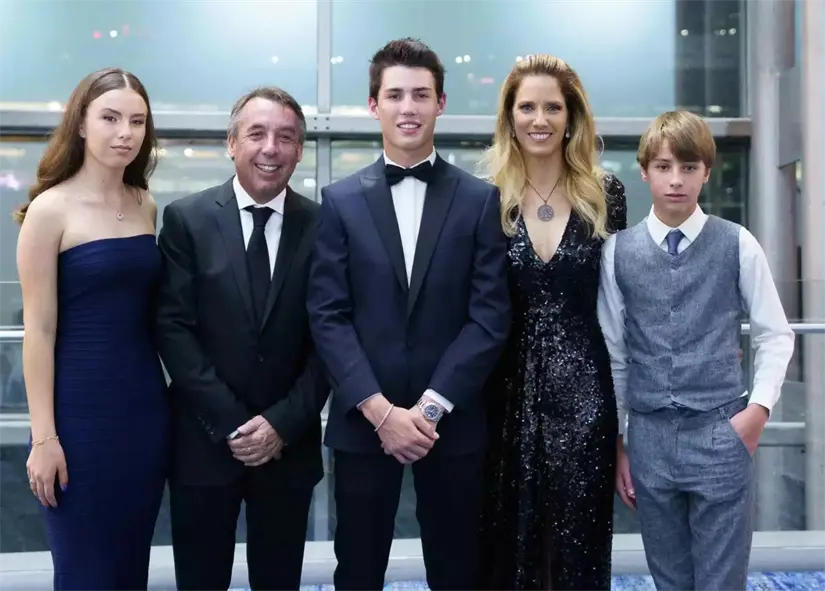 Emilio Azcárraga junto a su esposa y sus tres hijos. Foto: Revista Quién