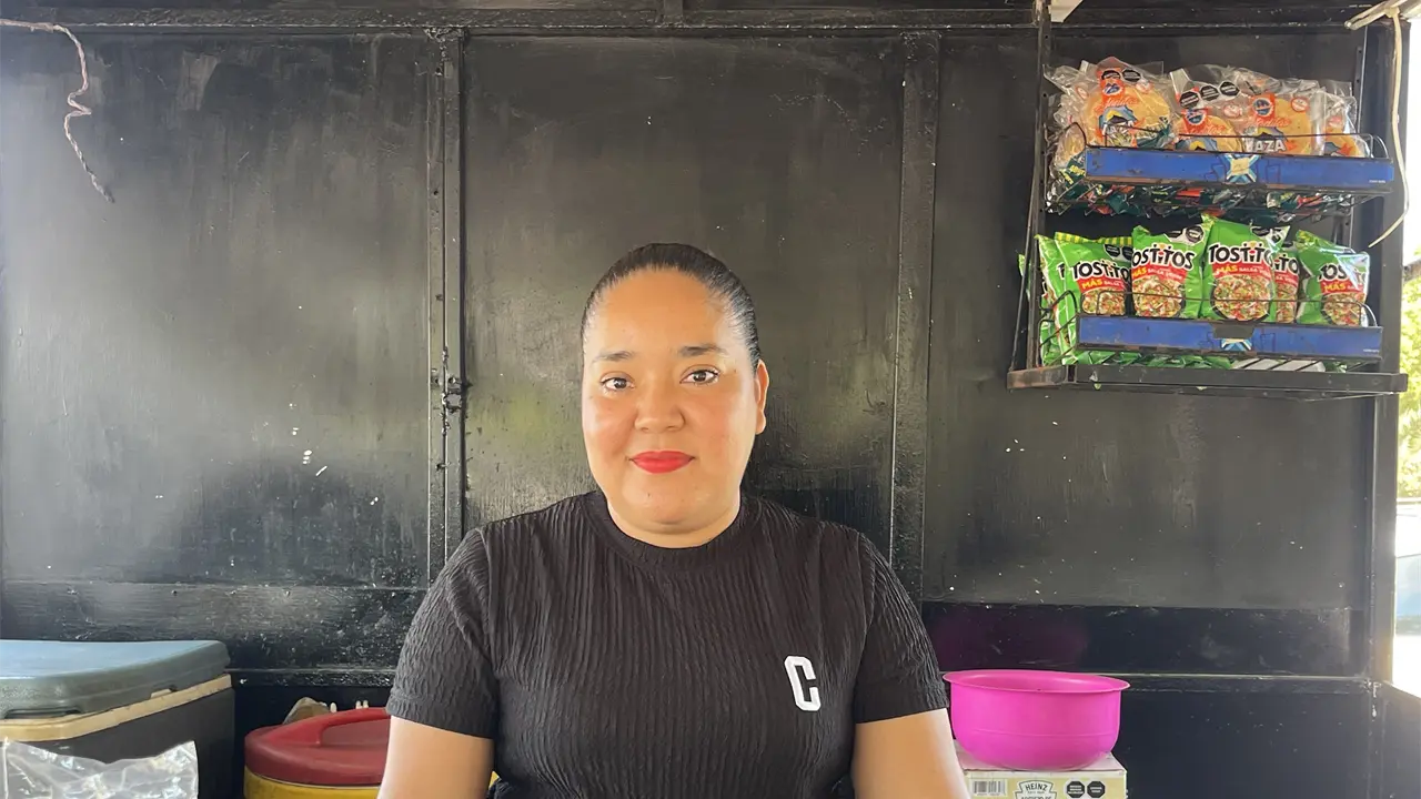 Con su emprendimiento de diablitos, tejuinos y ceviches La Gaviota Gabriela y su familia llevan cinco años refrescando a los mazatlecos en el parque de Santa Teresa