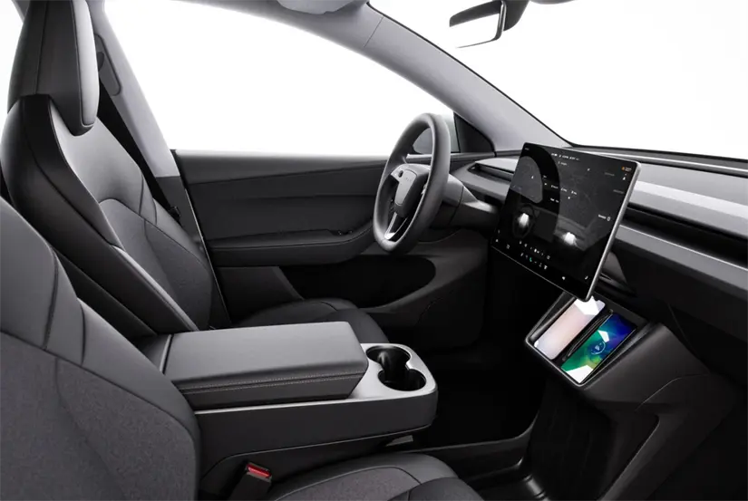 Pese a algunos recortes en su interior, mantiene la experiencia Tesla intacta. Foto: Cortesía