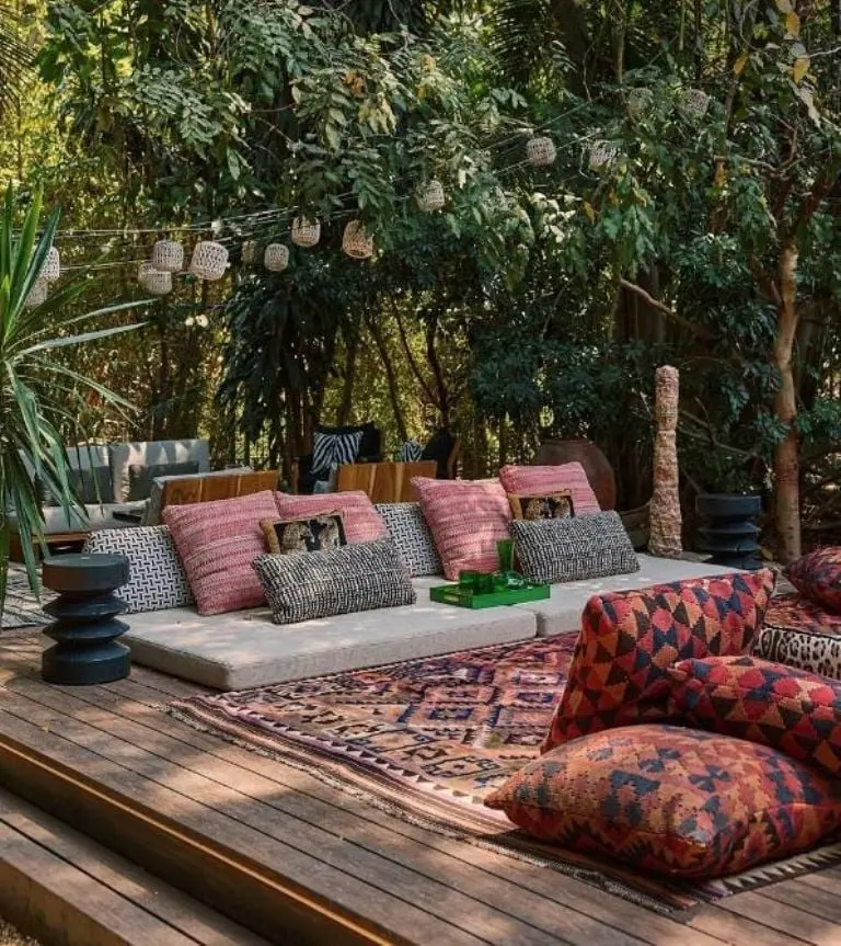 La pareja usa el jardín para leer, escuchar música o simplemente descansar. Foto: Instagram