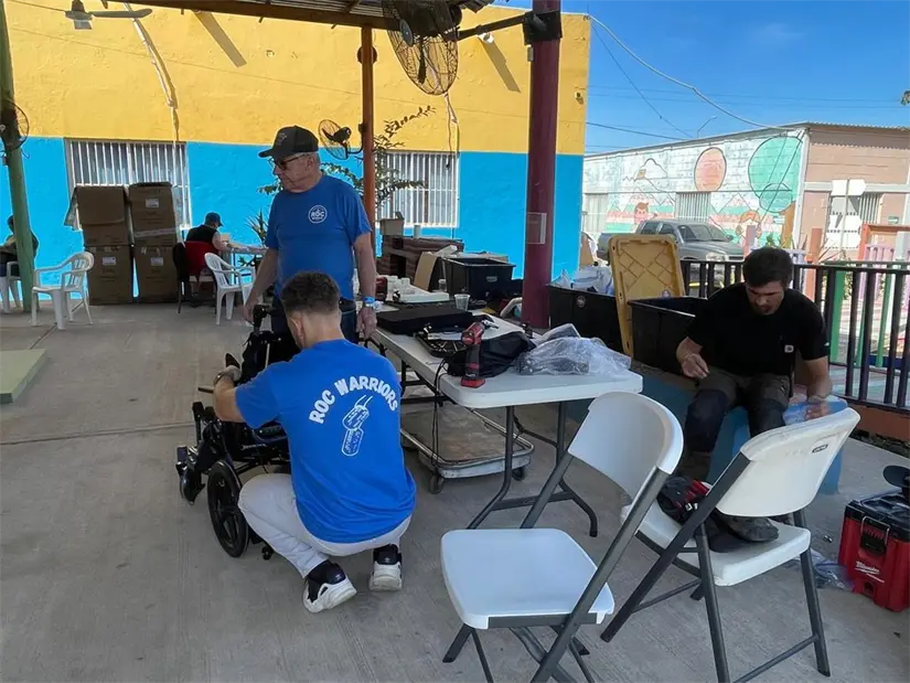 Voluntarios de ROC Wheels trabajan en el ajuste de sillas de ruedas pediátricas en Mazatlán