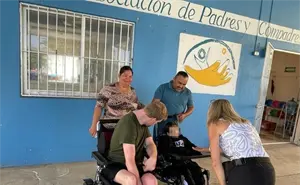 Niños con discapacidad reciben sillas de ruedas de la organización ROC Wheels en Mazatlán