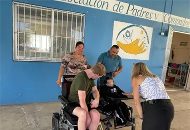 Ni&ntilde;os con discapacidad reciben sillas de ruedas de la organizaci&oacute;n ROC Wheels en Mazatl&aacute;n