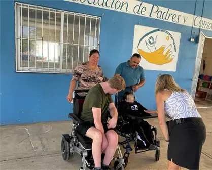 Ni&ntilde;os con discapacidad reciben sillas de ruedas de la organizaci&oacute;n ROC Wheels en Mazatl&aacute;n