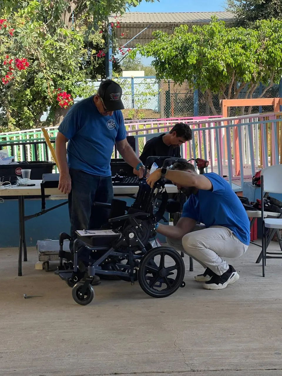Voluntarios de ROC Wheels trabajan durante varios días en las instalaciones de Padres y Compadres IAP para entregar sillas de ruedas a niños con discapacidad