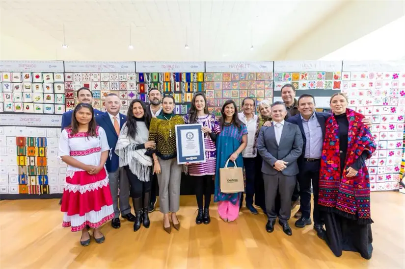 Bordados bajacalifornianos hechos en CERESOS brillan en exposición que rompió Récord Guinness