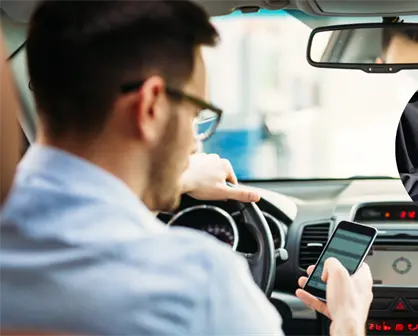 &iquest;Te pueden multar por usar el celular al volante en 2026? Esto dice el reglamento