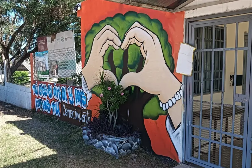 Estudiantes de la Secundaria Técnica 90 de Santa Fe transformaron su barda escolar con murales colectivos creados junto a SUMA, donde el arte se convierte en identidad, aprendizaje y participación juvenil.