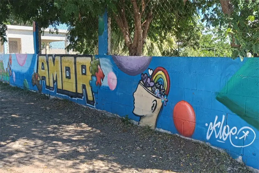 Los murales convierten la barda escolar de la ETI 90 en un mensaje colectivo sobre aprendizaje y comunidad.