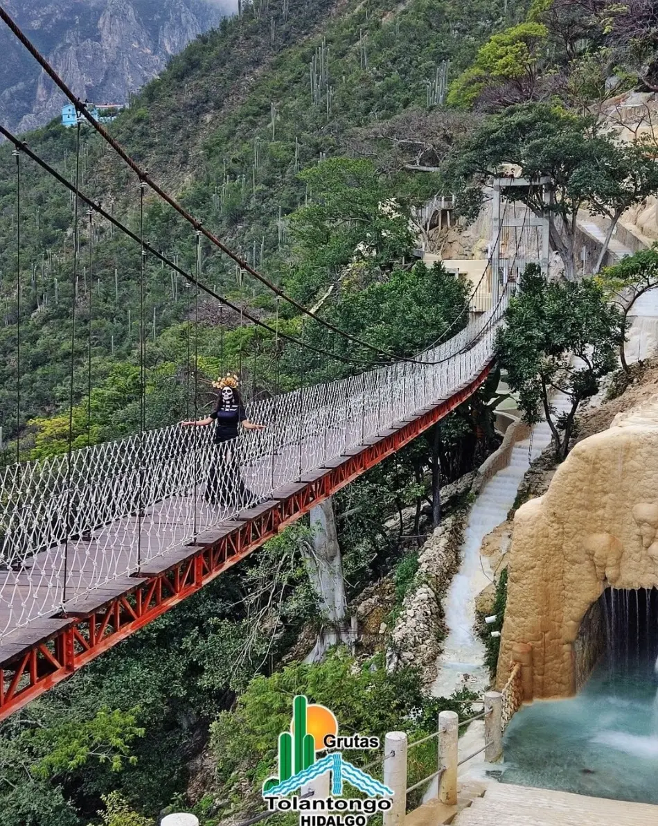 Diviértete en el puente colgante de las Grutas de Tolantongo. Foto: cortesía.