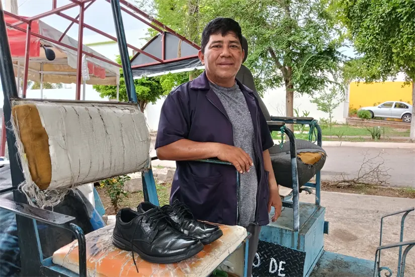 Tras la caída del trabajo por la inseguridad y la pandemia, Víctor Manuel combinó su oficio con empleos formales como mesero y trabajador en Walmart.