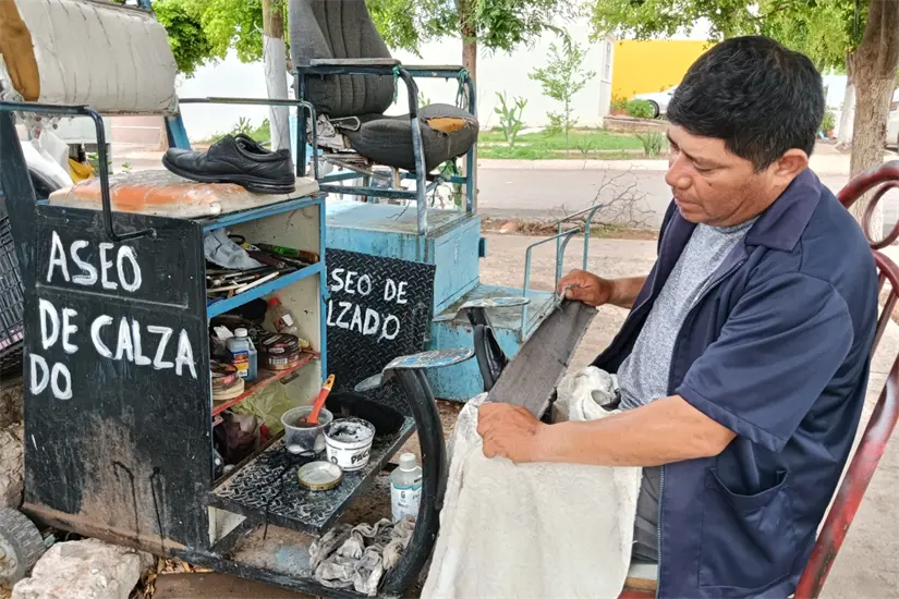 Víctor inició como bolero en el Mercado Garmendia a los 12 años y trabajó durante más de 3 décadas en la central camionera, convirtiéndose en especialista tanto en lustrado como en reparación de calzado.