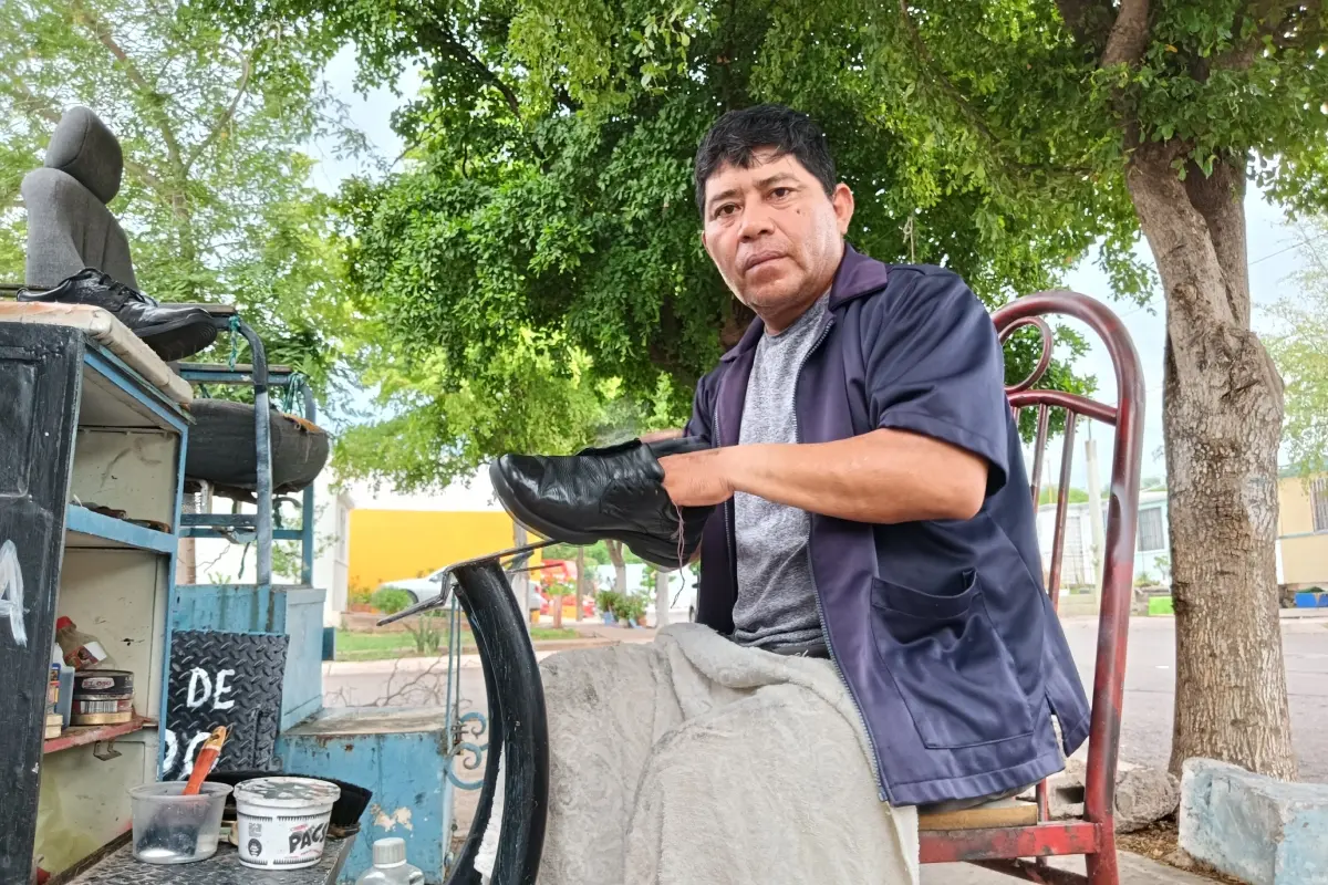 Víctor Manuel Escobar, bolero desde los 12 años, ha dedicado más de cuatro décadas a lustrar calzado en Culiacán. Su historia habla de oficio, adaptación y del valor de ganarse la confianza cliente a cliente. | Imágenes de Francisco Castro