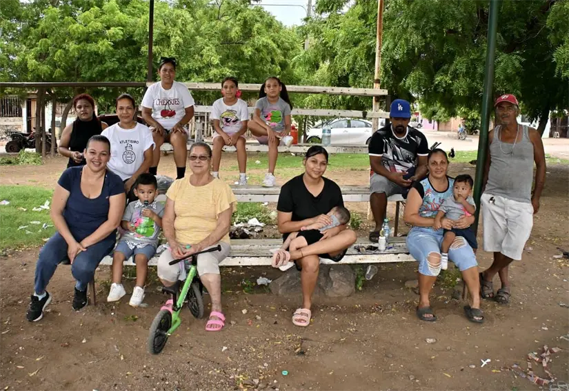 Niños y adultos se reúnen en diversas actividades y eventos en el campo de futbol de Urías