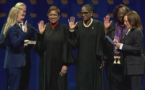 Toma de protesta por la ex candidata a la Presidencia, Kamala Harris. Foto: Cortesía.