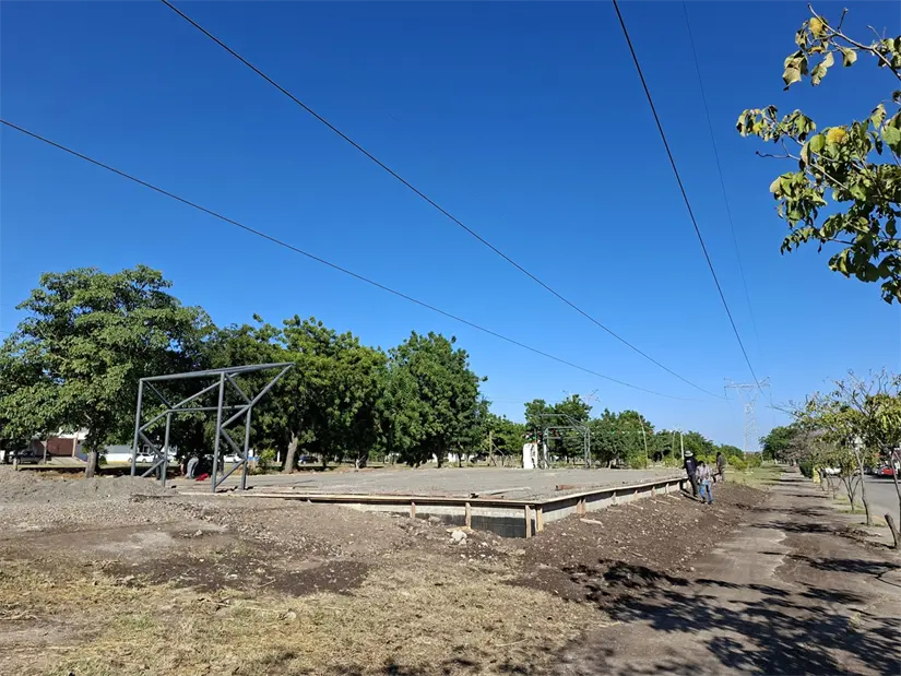Frente a la primaria Revolución Mexicana, a la altura de las colonias 5 de Febrero y Revolución, se edifica un espacio de usos múltiples. Foto: Juan Madrigal