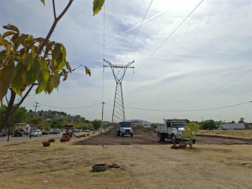 Frente a la primaria Revolución Mexicana, a la altura de las colonias 5 de Febrero y Revolución, se edifica un espacio de usos múltiples. Foto: Juan Madrigal