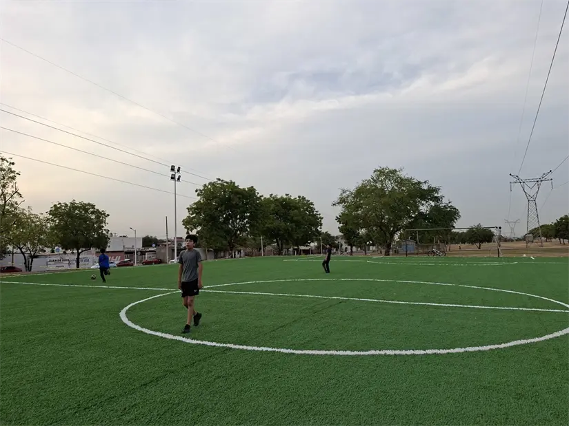 En el tramo correspondiente a las colonias Vista Hermosa y San Benito, se construye una cancha de pasto sintético para la práctica del fútbol. Foto: Juan Madrigal