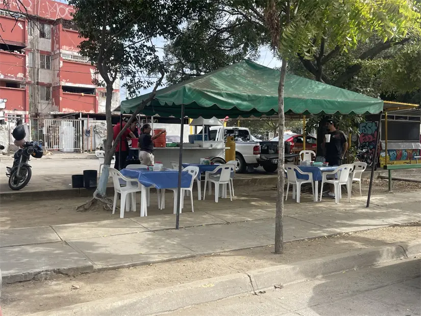 María y sus dos hijos menores se encargan de la atención de su carreta de tacos ubicada en la Avenida Las Torres en El Conchi