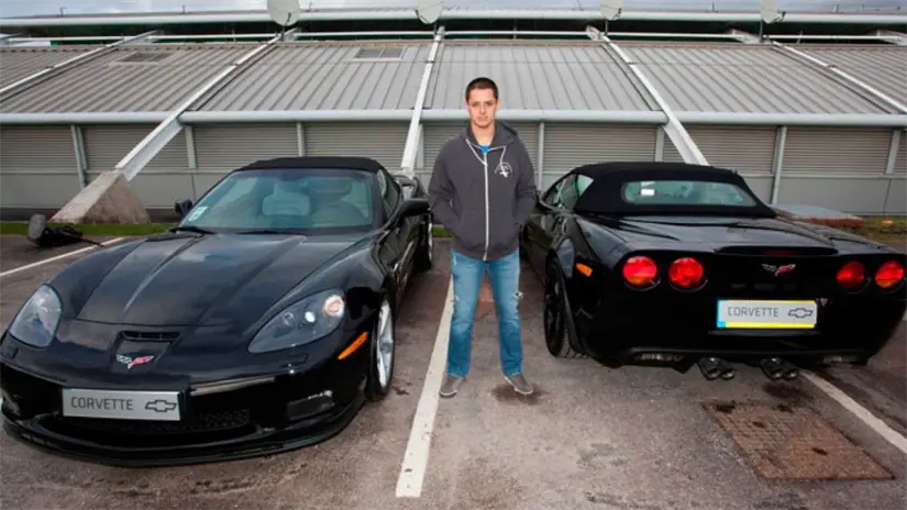 Chicharito Hernández lució su Chevrolet Corvette C6 Z06 Convertible durante su estancia en Inglaterra.