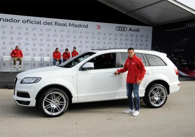 El Audi Q7, un SUV de lujo, también ha sido lucido por el delantero mexicano.