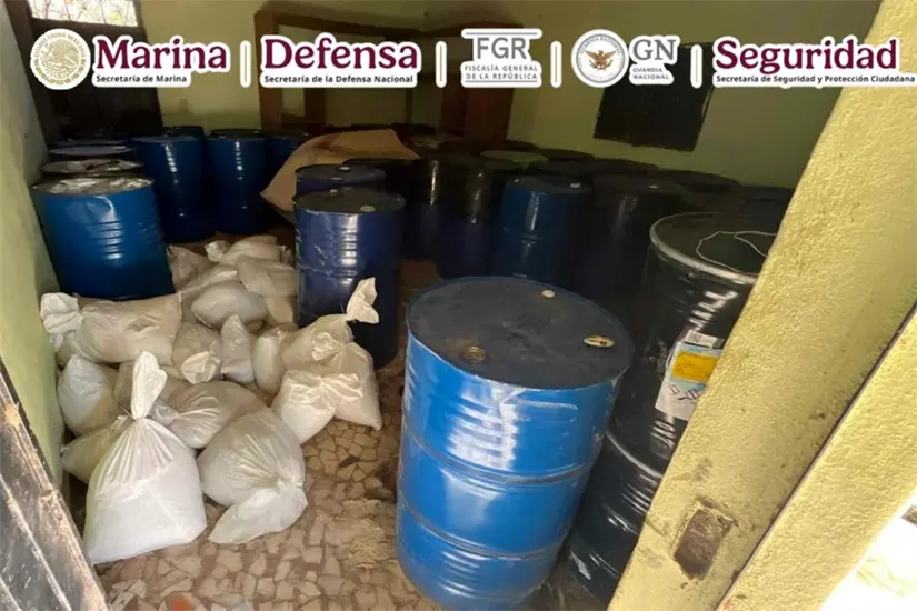 El narcolaboratorio fue encontrado durante dos cateos en Petatlán. Foto: SSPC