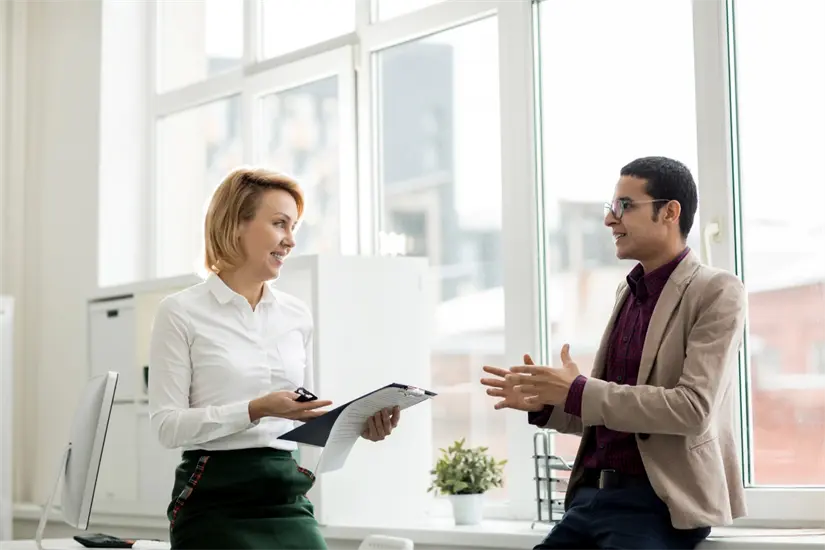 Una buena retroalimentación también implica destacar logros y fortalezas. Foto: Freepik