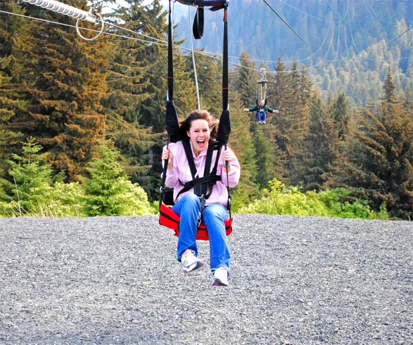 La tirolesa Ziprider es más como un columpio por el diseño de su arnés. Foto: cortesía.