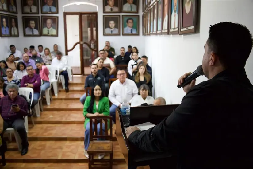 Autoridades municipales, cronistas de Sinaloa y público asistente acompañaron el emotivo acto cultural por el aniversario de la Villa de San Sebastián